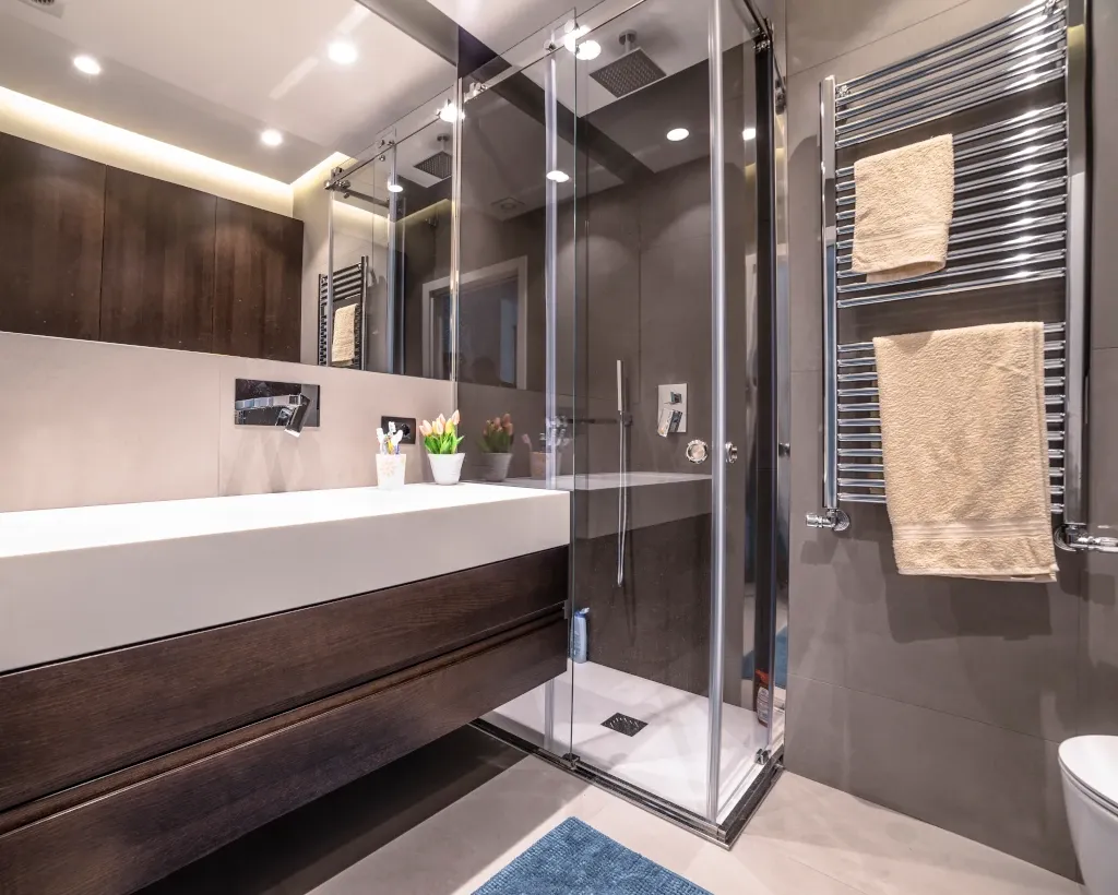Mobile bagno su misura dal design lineare ed essenziale