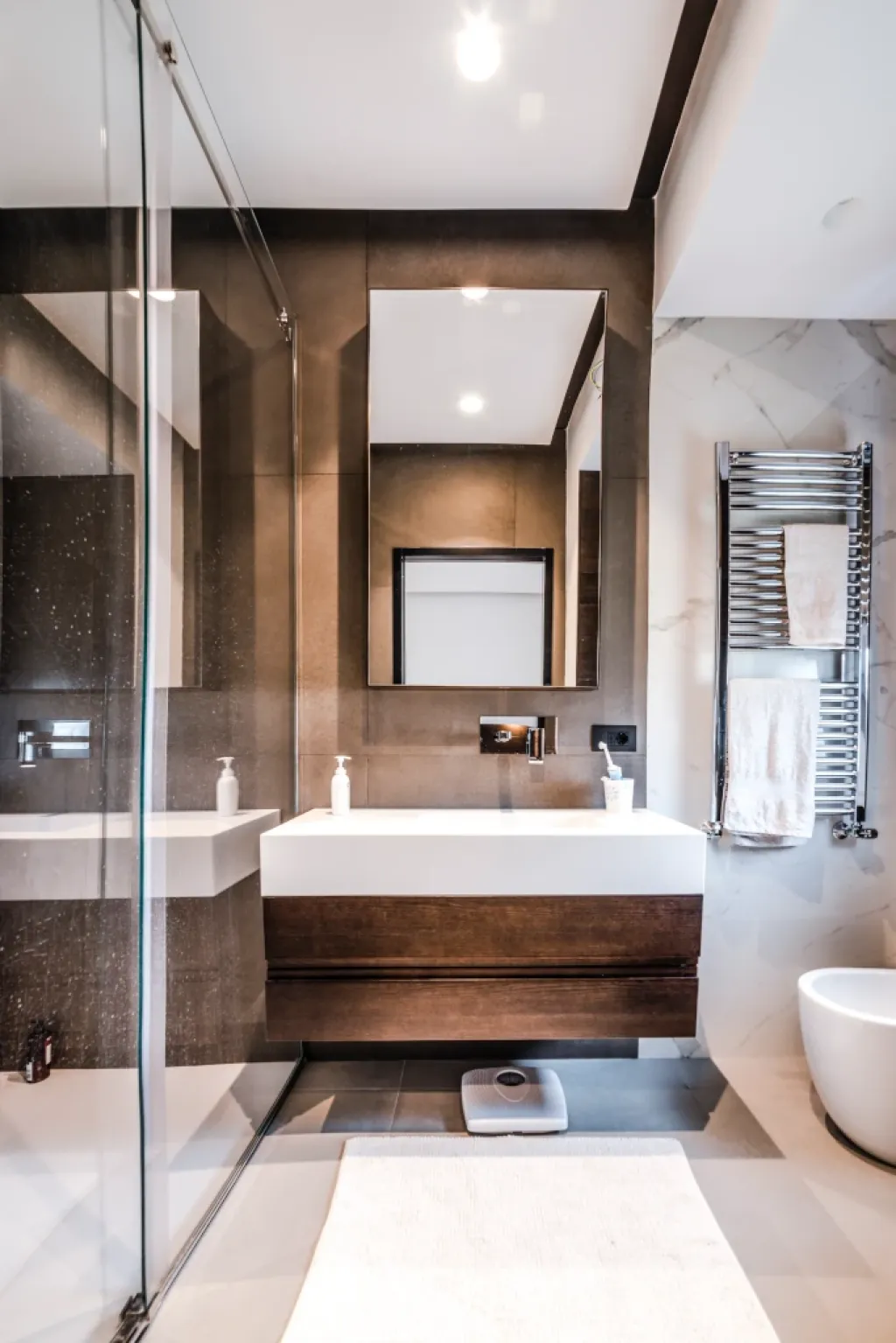 Mobile bagno su misura dal design lineare ed essenziale